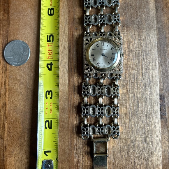 Elegant Gold-Tone Filigree Watch - Picture 4 of 6